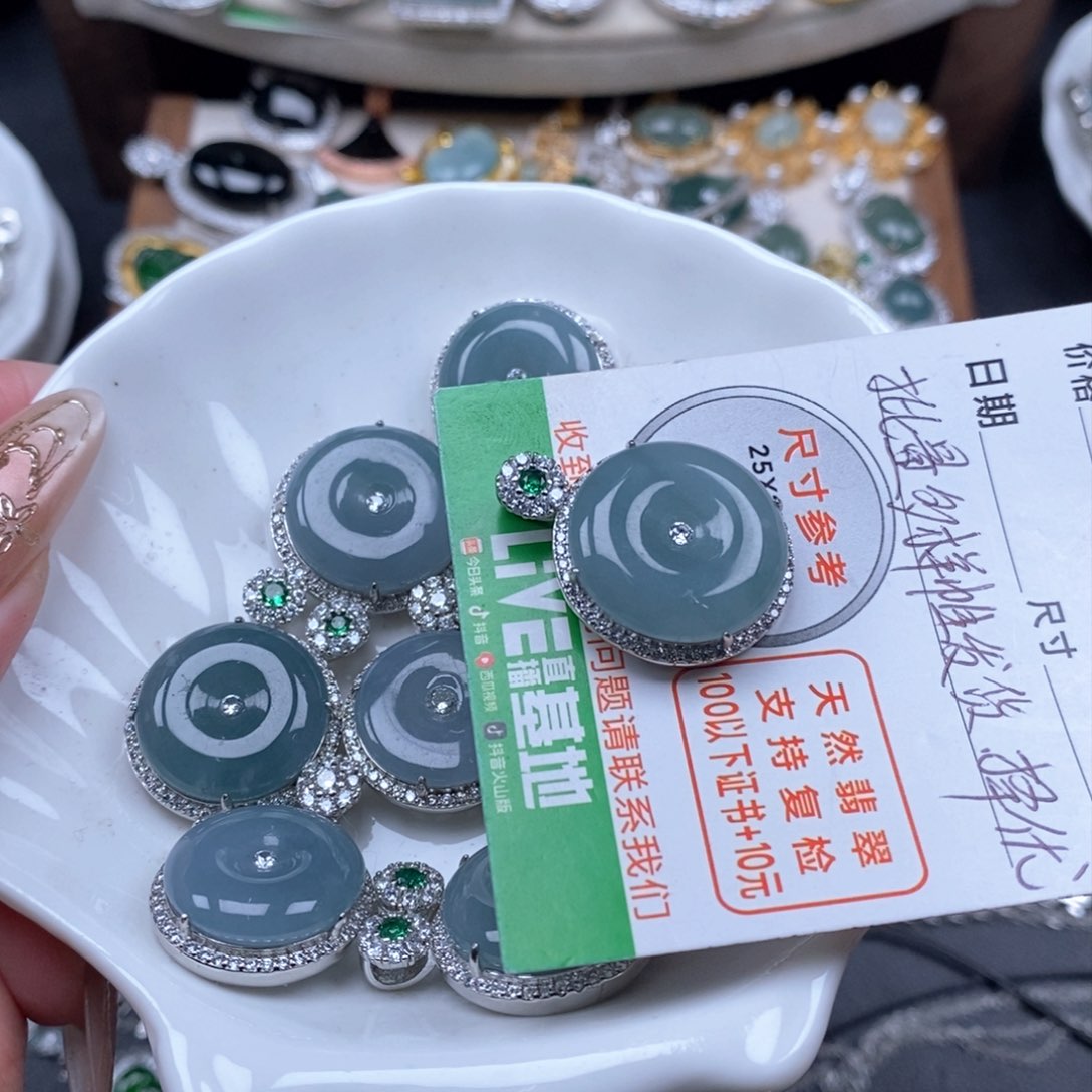 翡翠颈饰未镶嵌翡翠