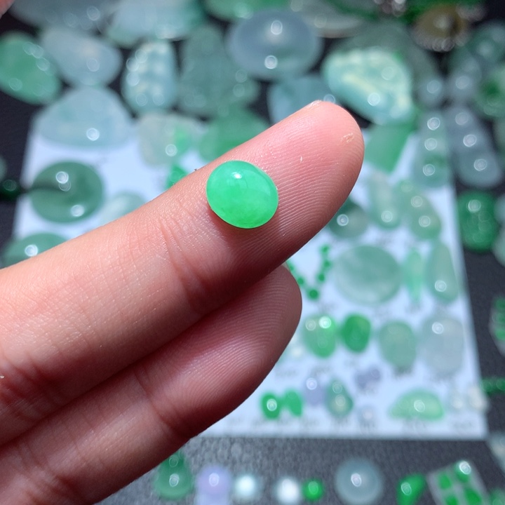 翡翠颈饰未镶嵌苟*贵蛋面