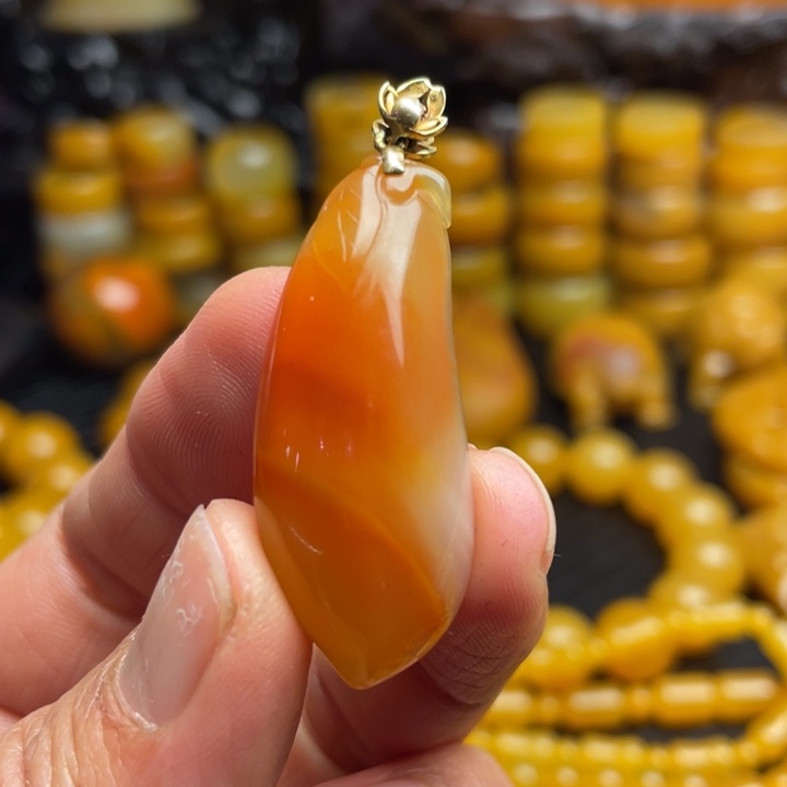 未镶嵌石英质玉（黄龙玉）颈饰