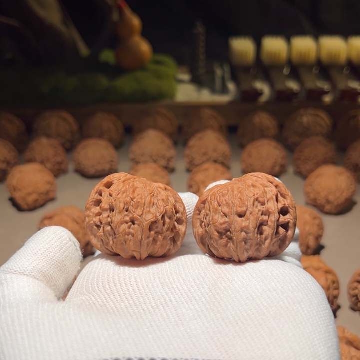 迟***_文玩核桃把件蝴蝶磨