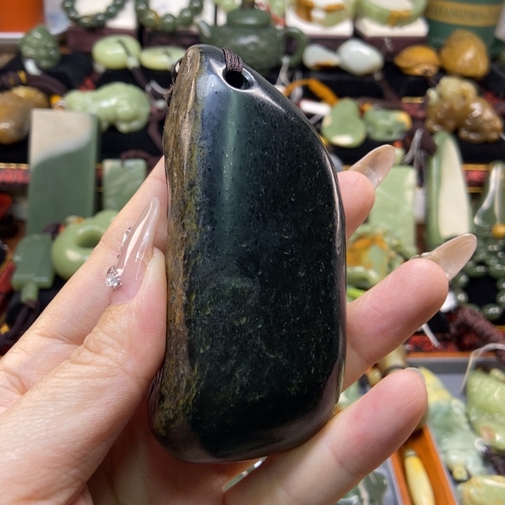 未镶嵌岫岩河磨玉（透闪石质玉）把件