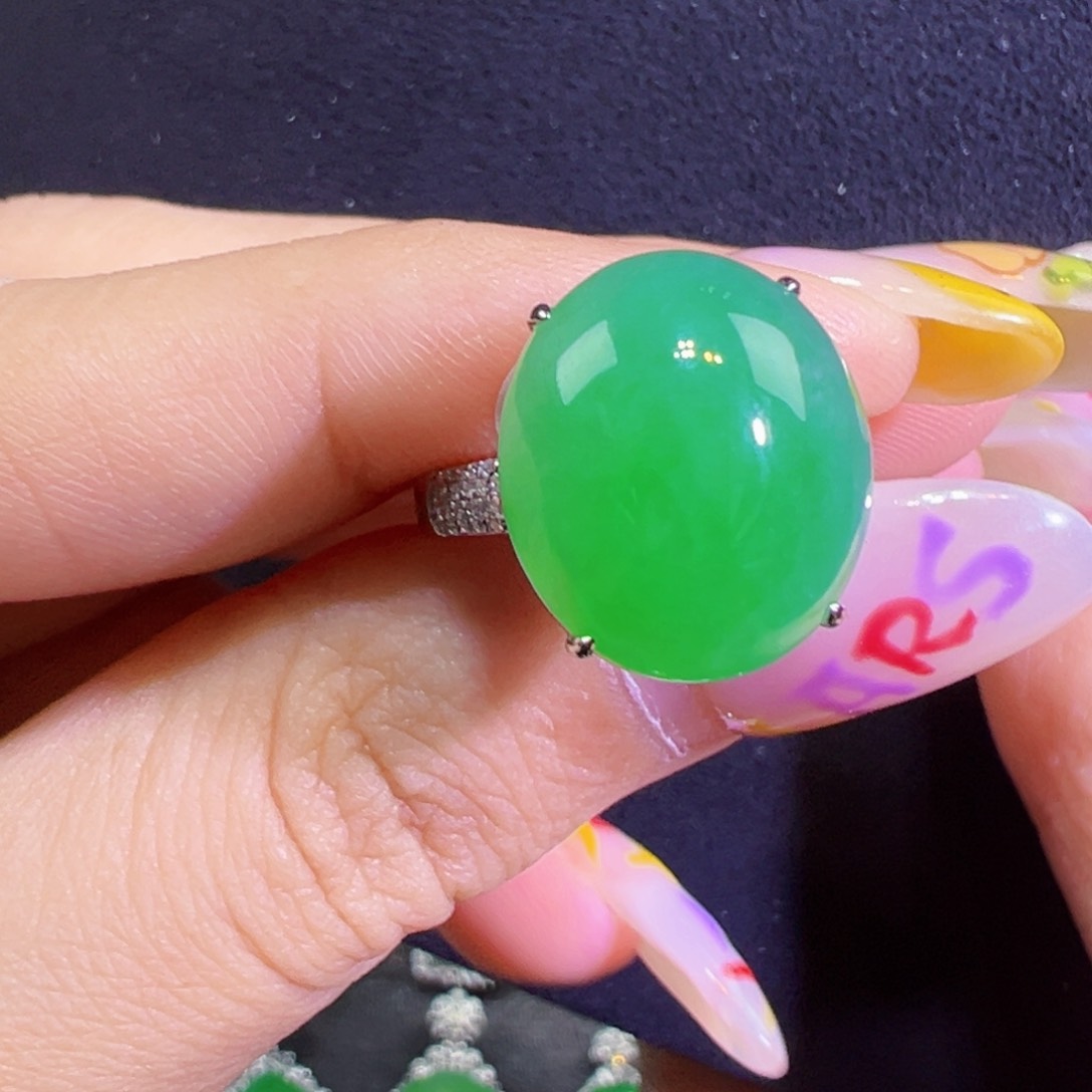 道***华翡翠戒指18K金镶嵌蛋面