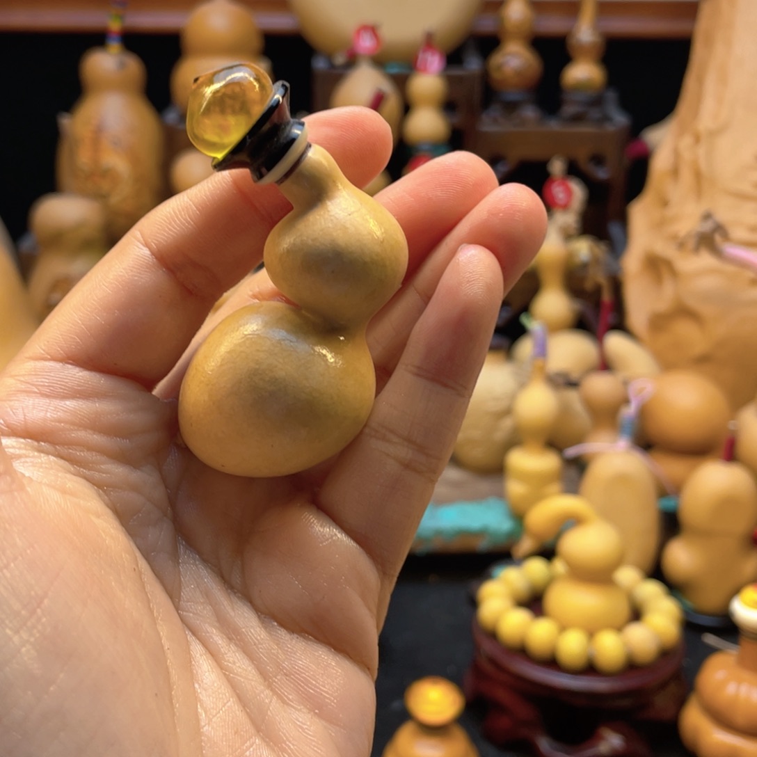 1****爱葫芦等多种颜色的花鸟图案组成