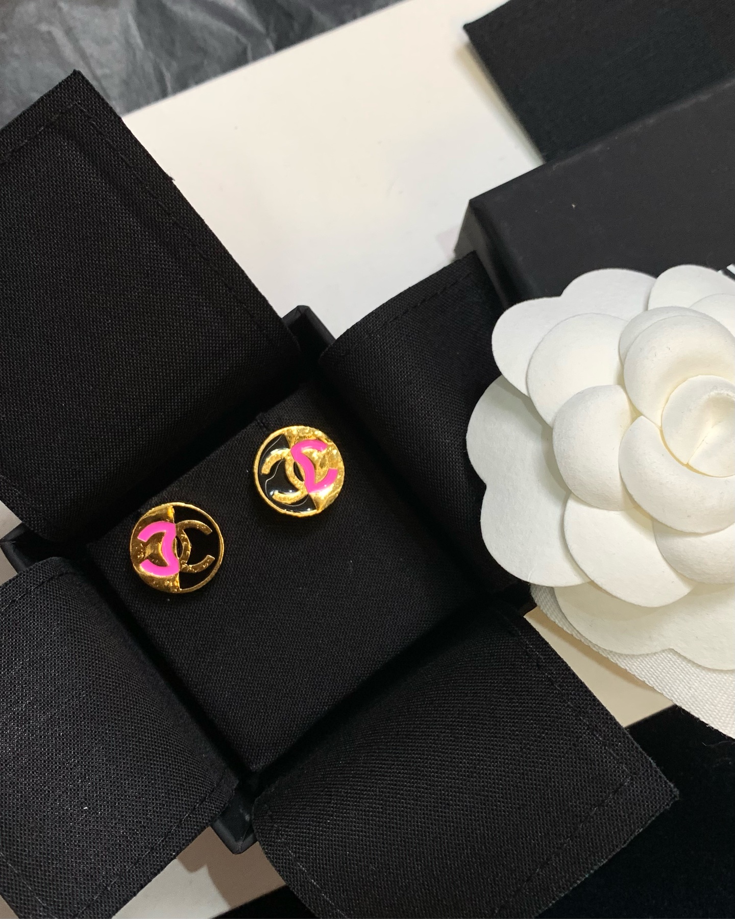95新 Chanel/香奈儿 代卖服务！黑金粉拼色珐琅纽扣耳钉 18513341