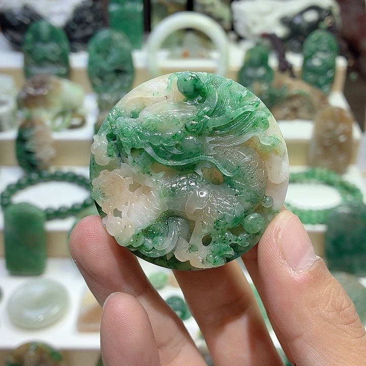 独山玉未镶嵌颈饰龙牌