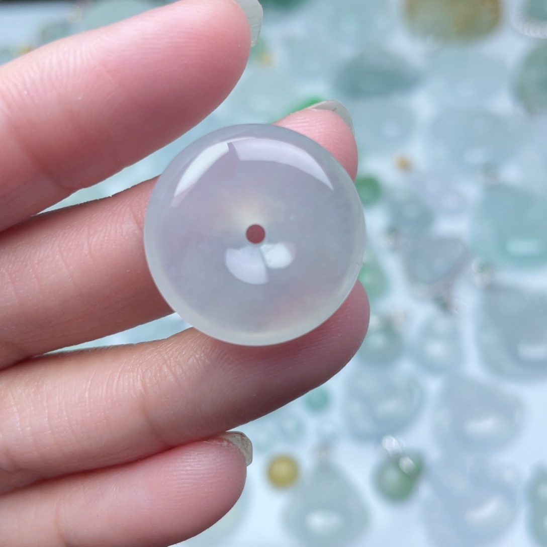 翡翠未镶嵌颈饰平安扣