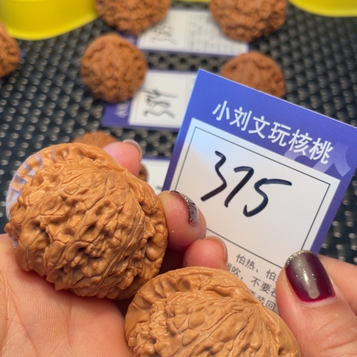 桃核把件49狮子375。。。。。