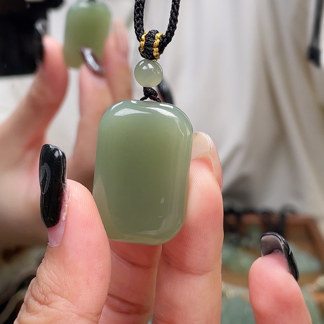 和田玉未镶嵌颈饰无事牌