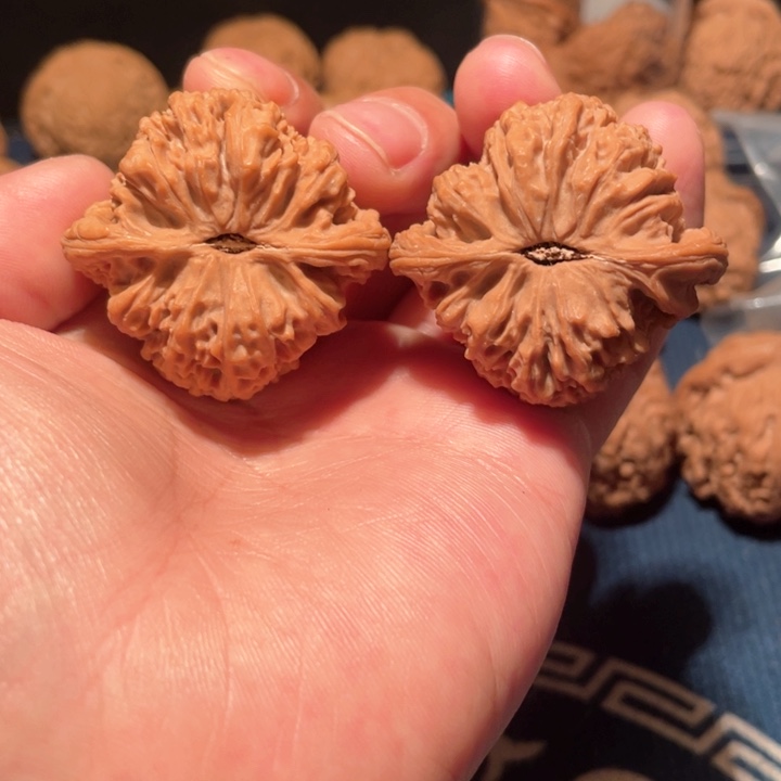 文玩核桃把件南疆石全品