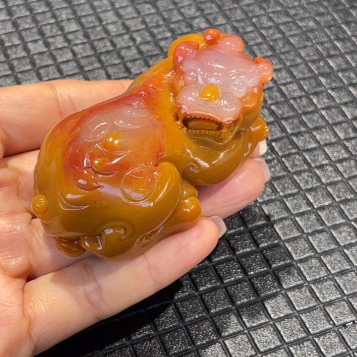 未镶嵌石英质玉（黄龙玉）手把