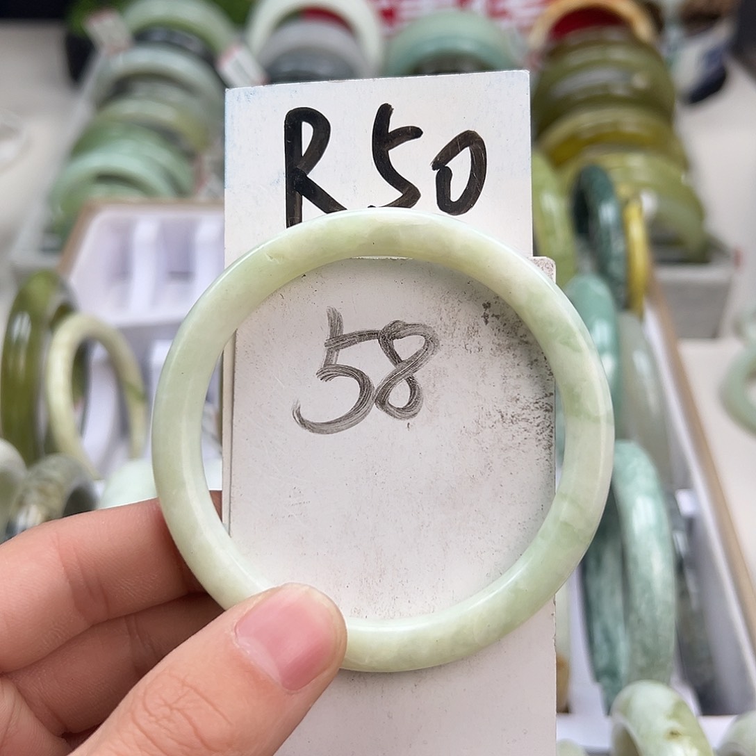 岫玉手镯未镶嵌天然岫玉微瑕，可以正常佩戴