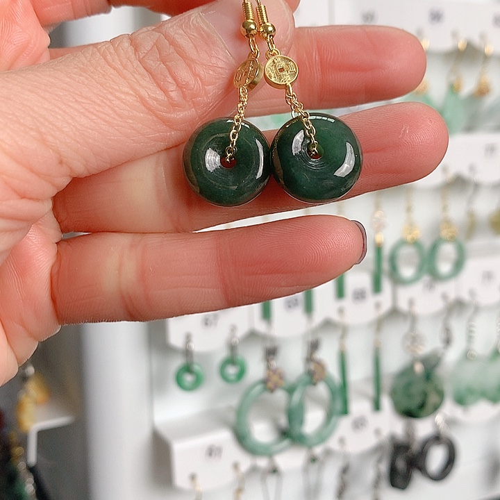 翡翠耳饰未镶嵌翡翠