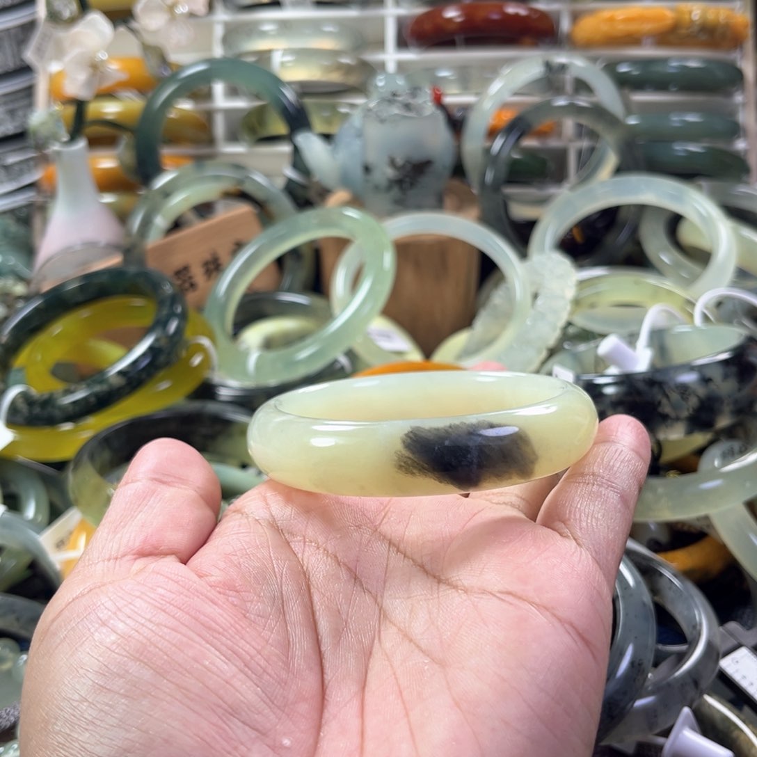 蛇纹石玉手镯未镶嵌