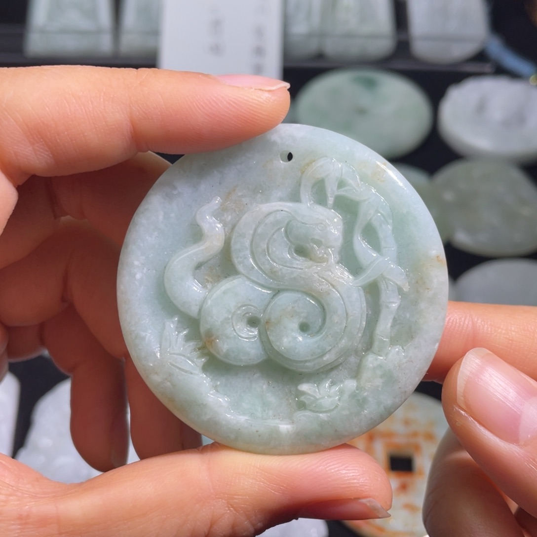 翡翠未镶嵌颈饰蛇