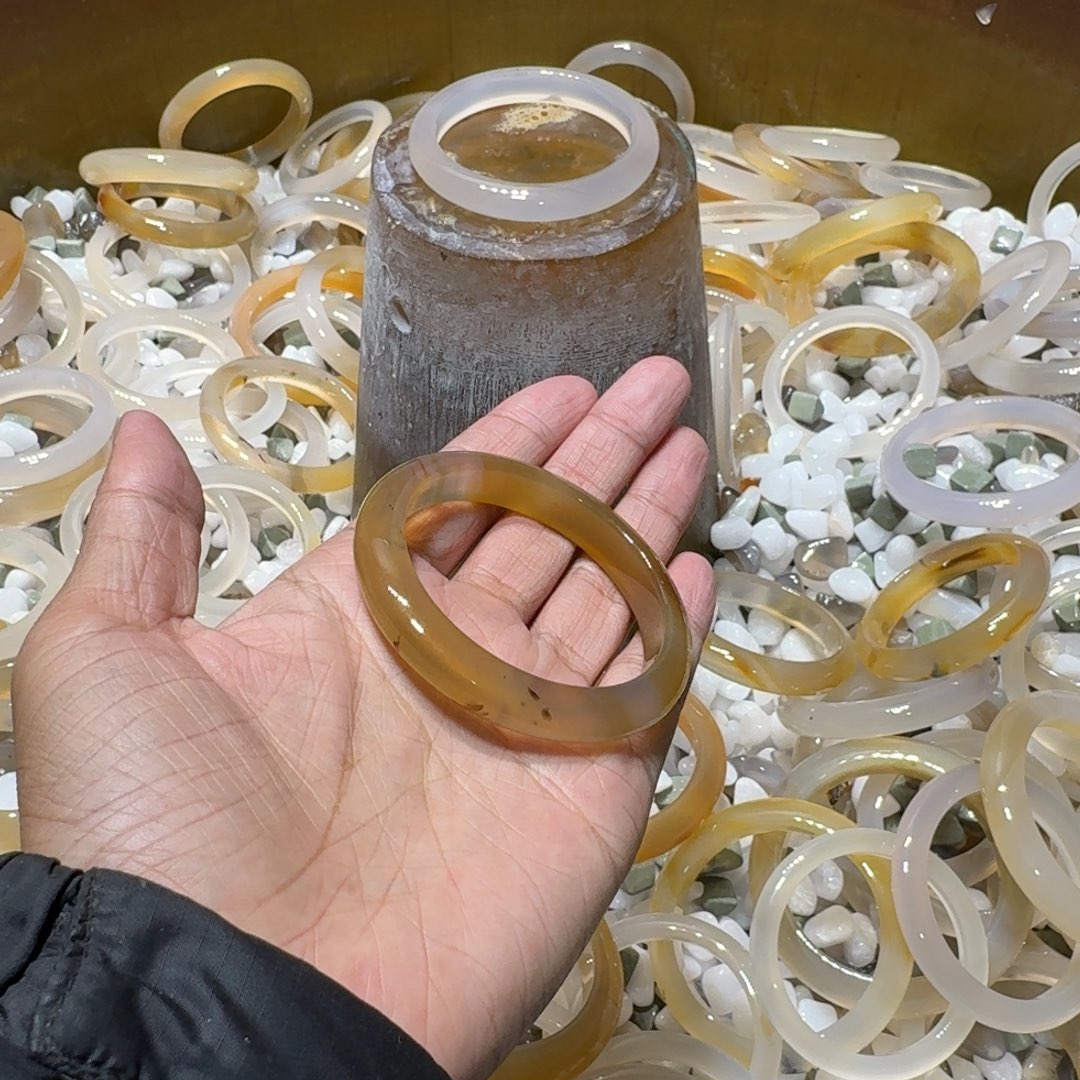桑***挽玛瑙/玉髓未镶嵌手镯