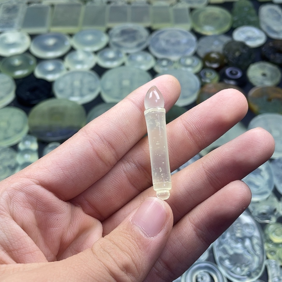 岫玉未镶嵌颈饰毛笔