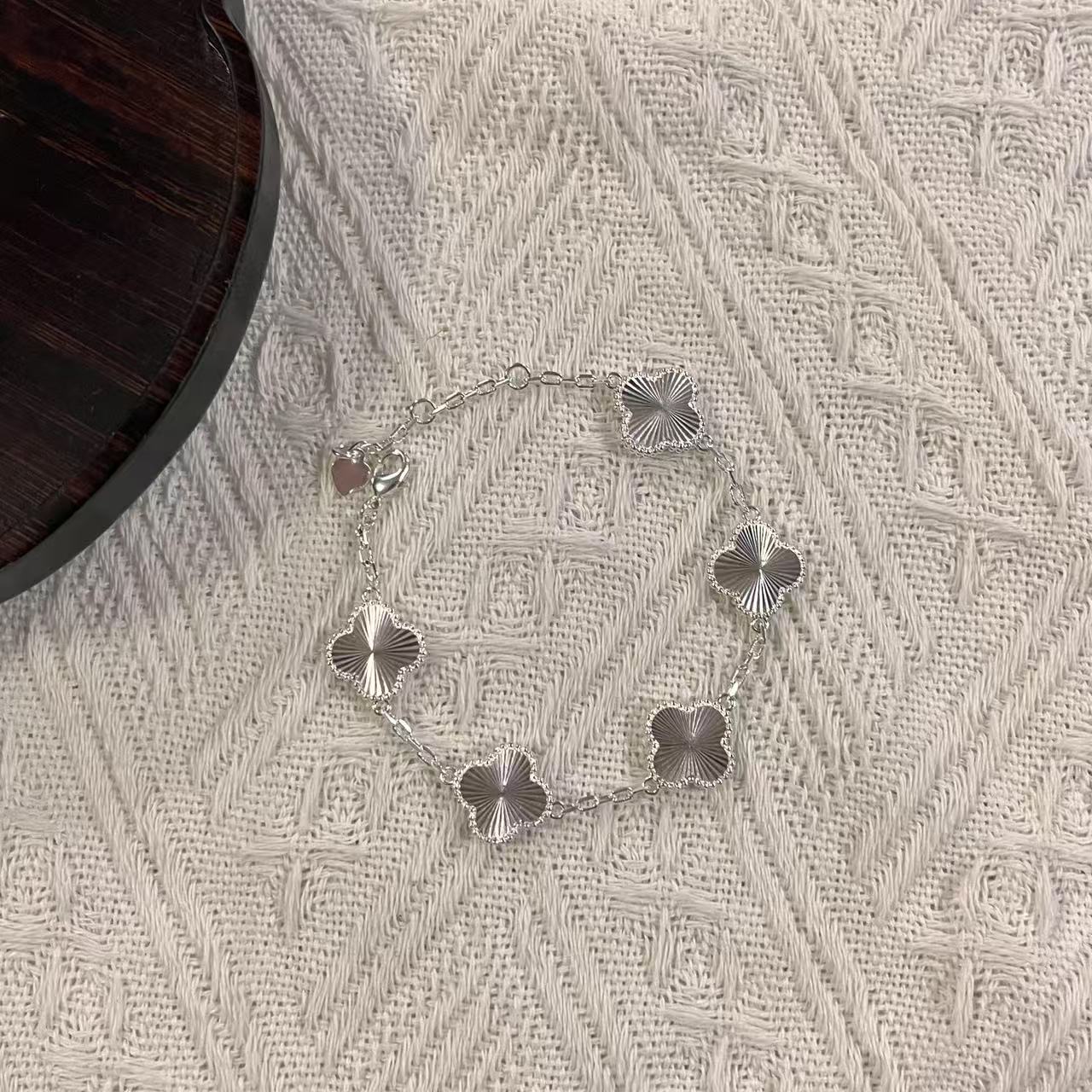 精致镭射四叶草手链