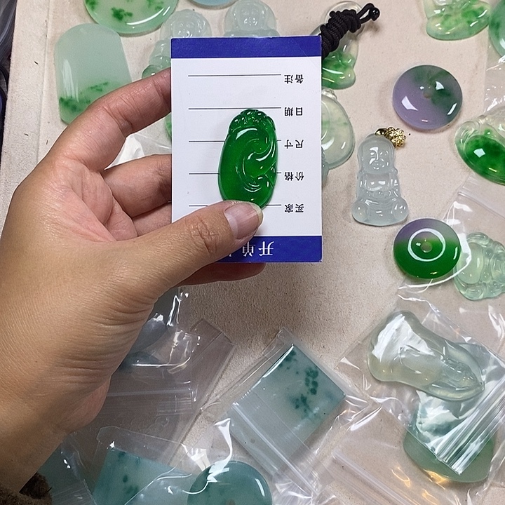 老***爷翡翠未镶嵌颈饰如意