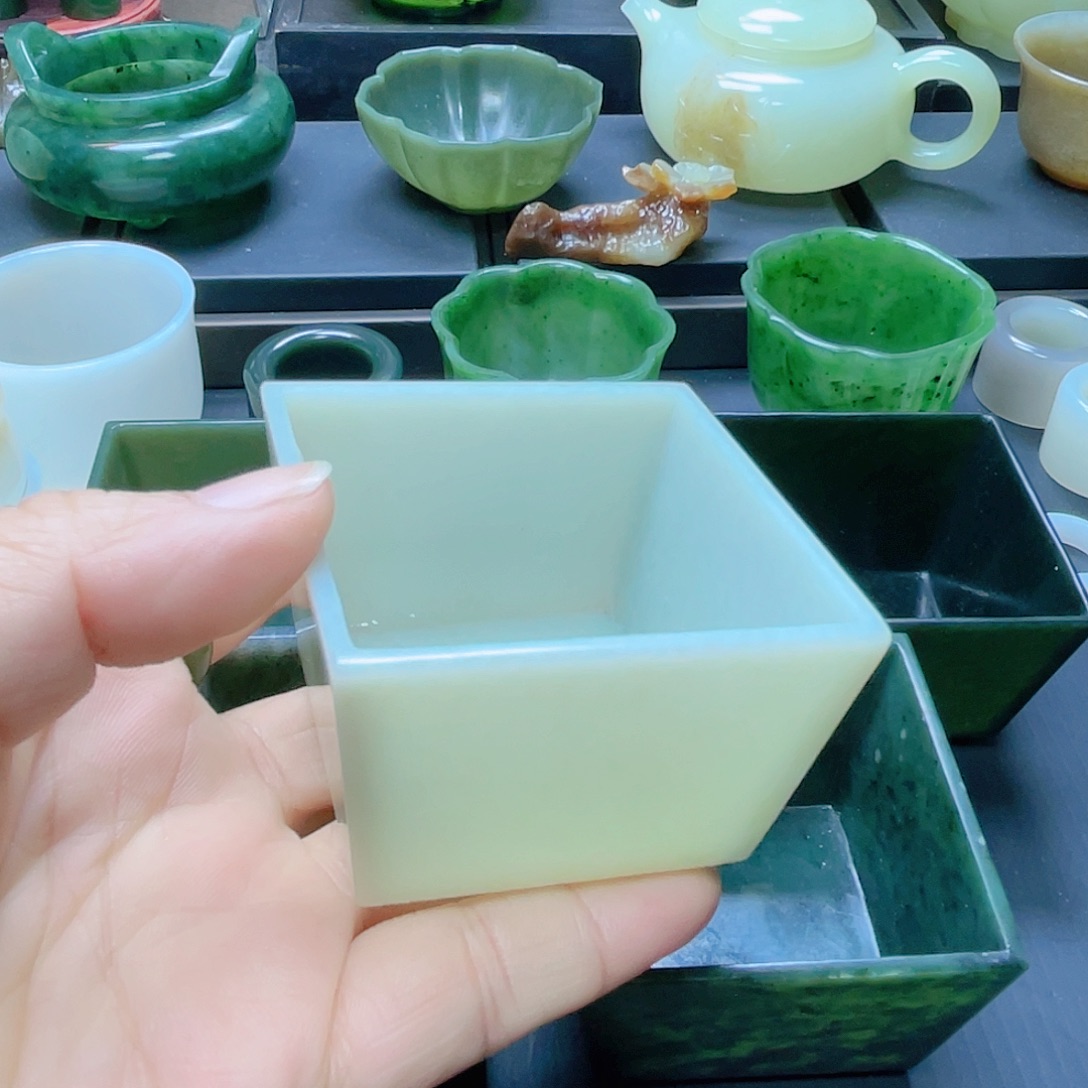 楼***楼和田玉未镶嵌挂件