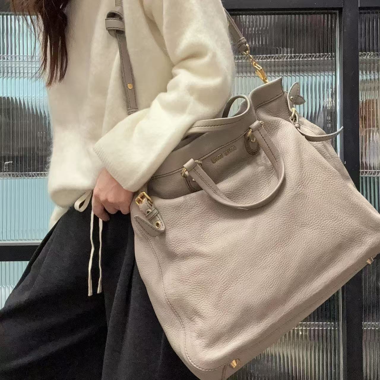 95新 MIU MIU/缪缪 【蕾】1VD604 米灰色荔纹大号软皮单肩包