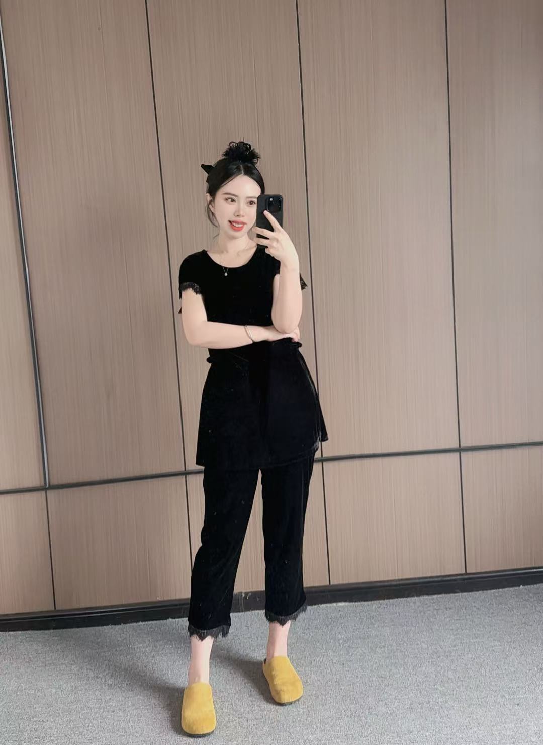 【韩寒服饰】-6666夏季新款蕾丝拼边薄丝绒圆领短袖套装【上衣+裤子】