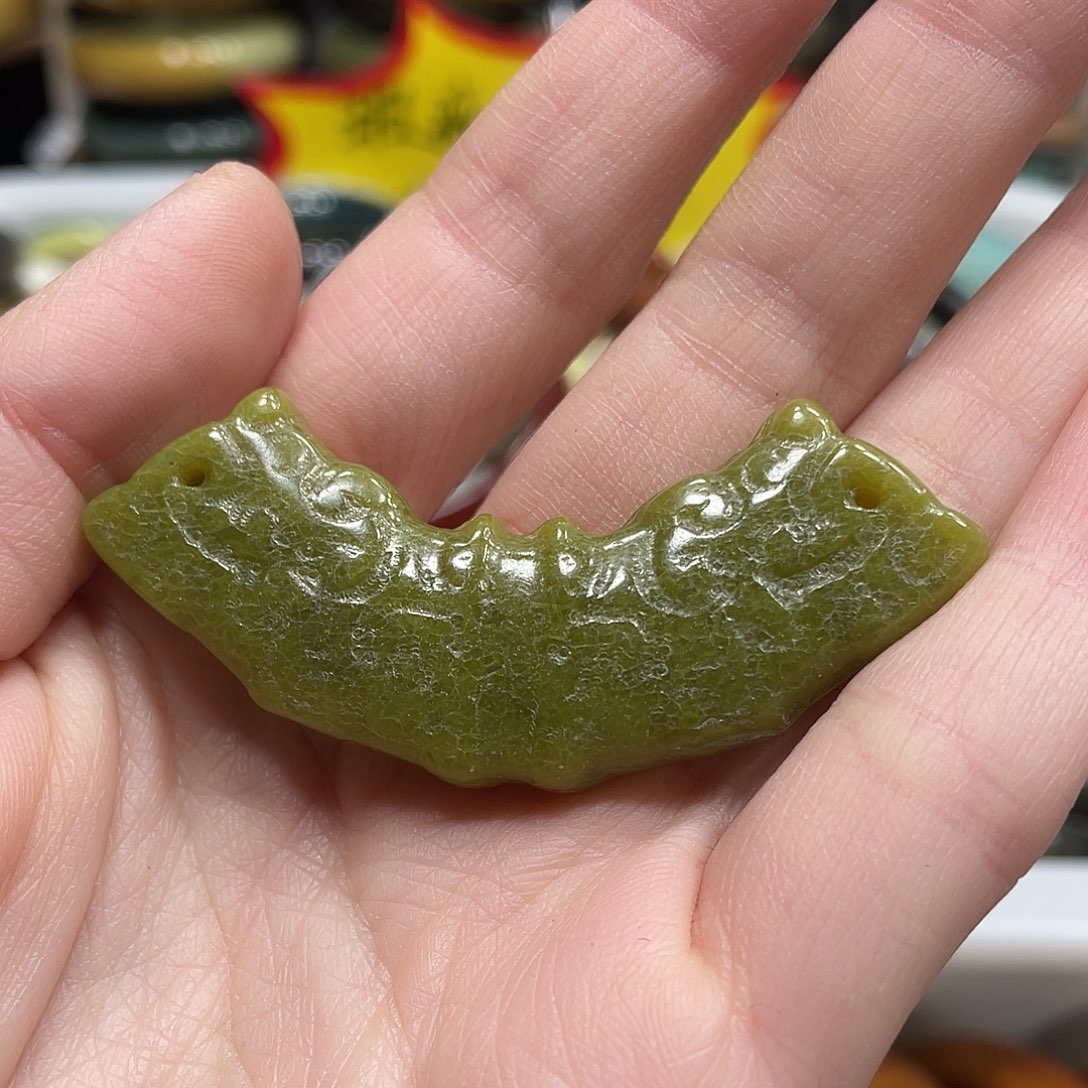 蛇纹石玉颈饰未镶嵌瑕