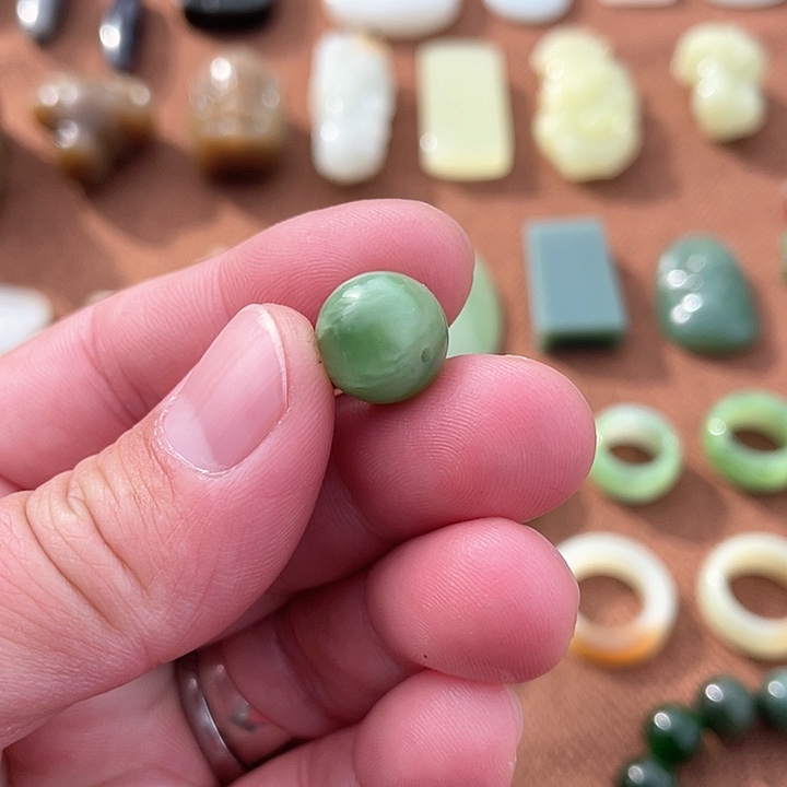 和田玉吊坠未镶嵌黑羊洞12m