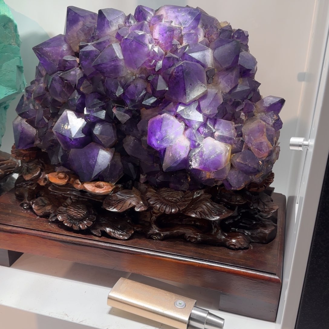 隔***张石材紫晶精品摆件