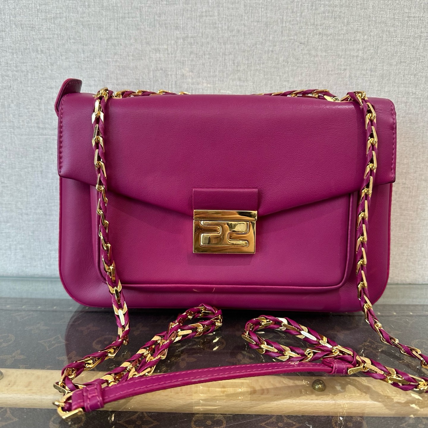 95新 FENDI/芬迪 玫红色金扣全皮中号法棍腋下包 61216