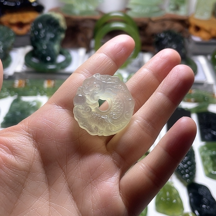 蛇纹石玉颈饰未镶嵌