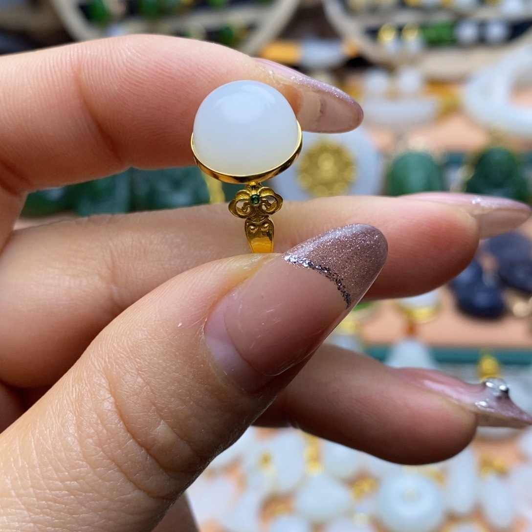 和田玉戒指18K金镶嵌