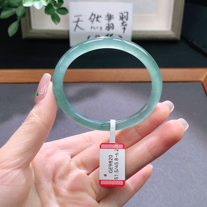 翡翠手镯未镶嵌天然翡翠手镯