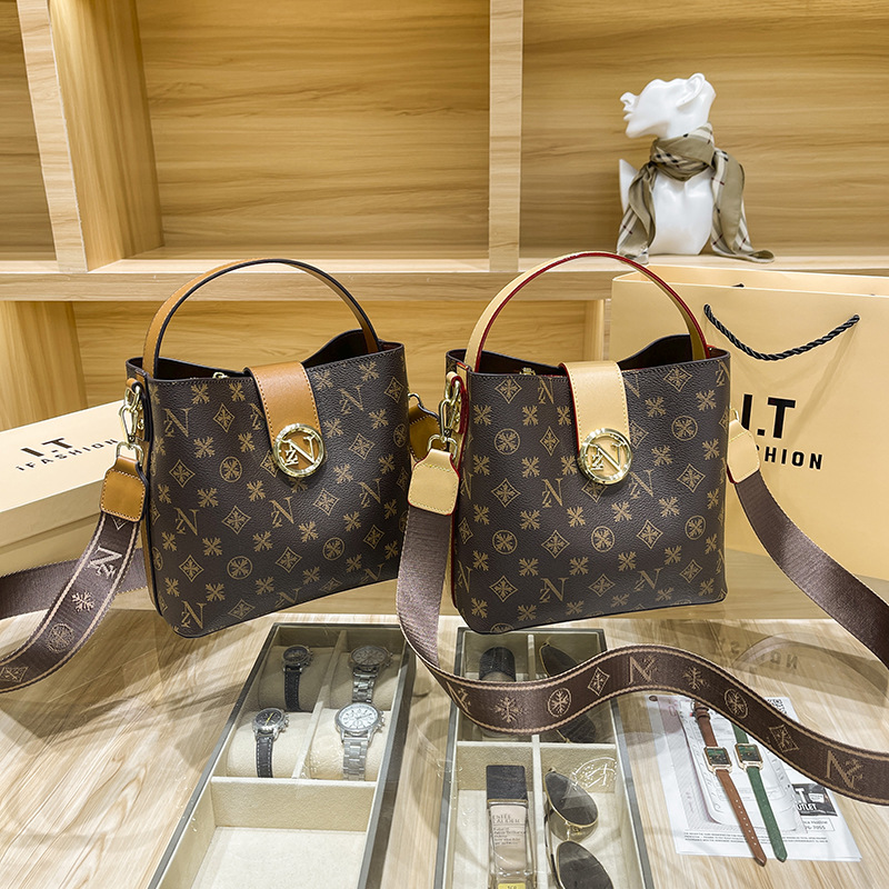 小众设计新款女包百搭印花撞色手提包复古字母宽肩带水桶包斜挎包