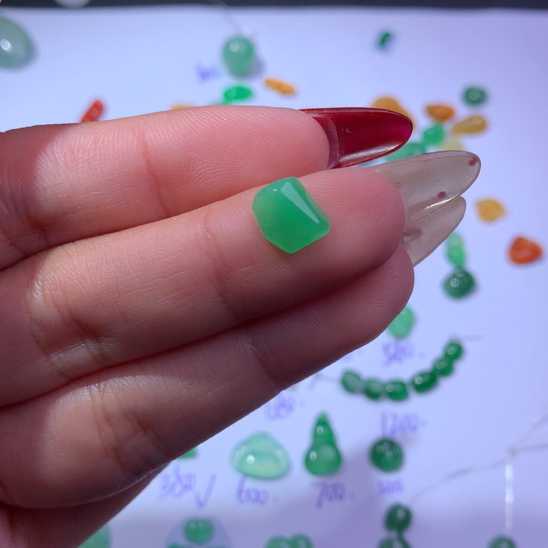 未镶嵌挂件翡翠切割