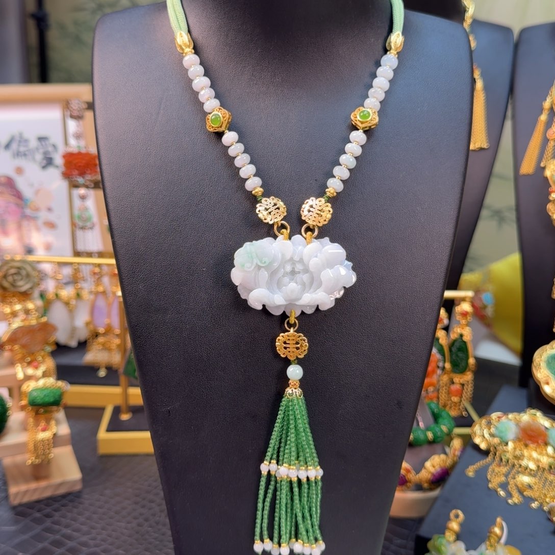 翡翠未镶嵌吊坠(赠链)福利