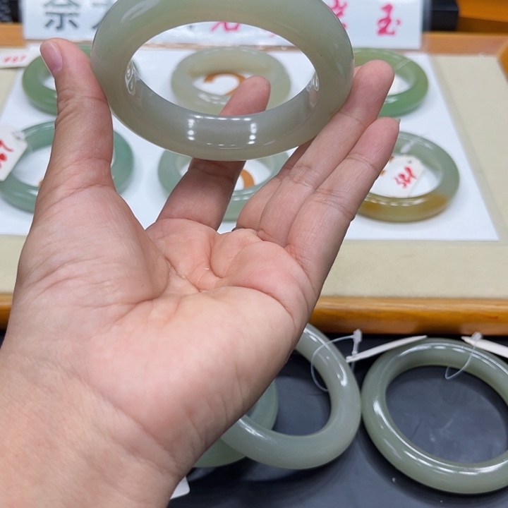 未镶嵌手镯石英质玉汪**生