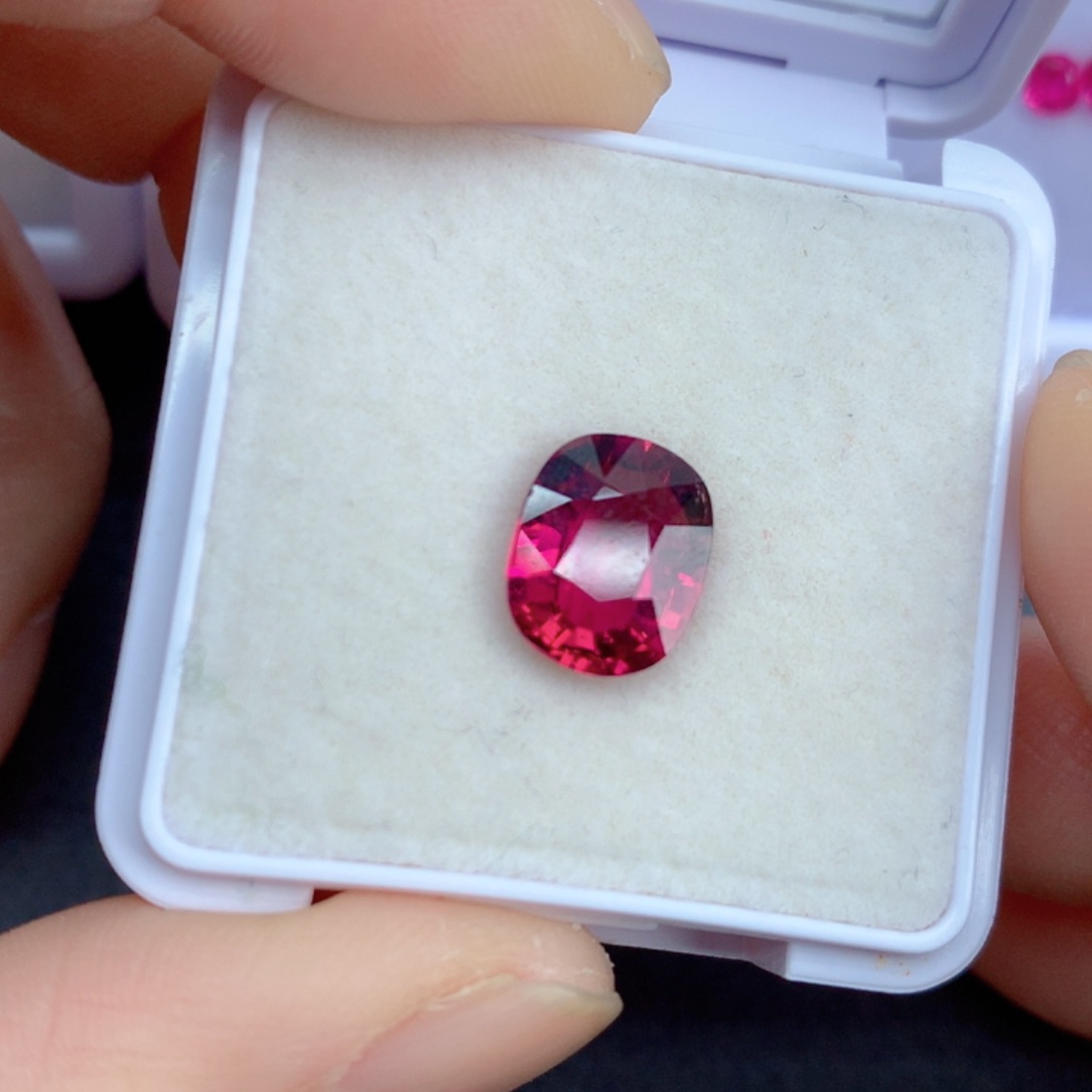 红色碧玺3.3克拉裸石未镶嵌