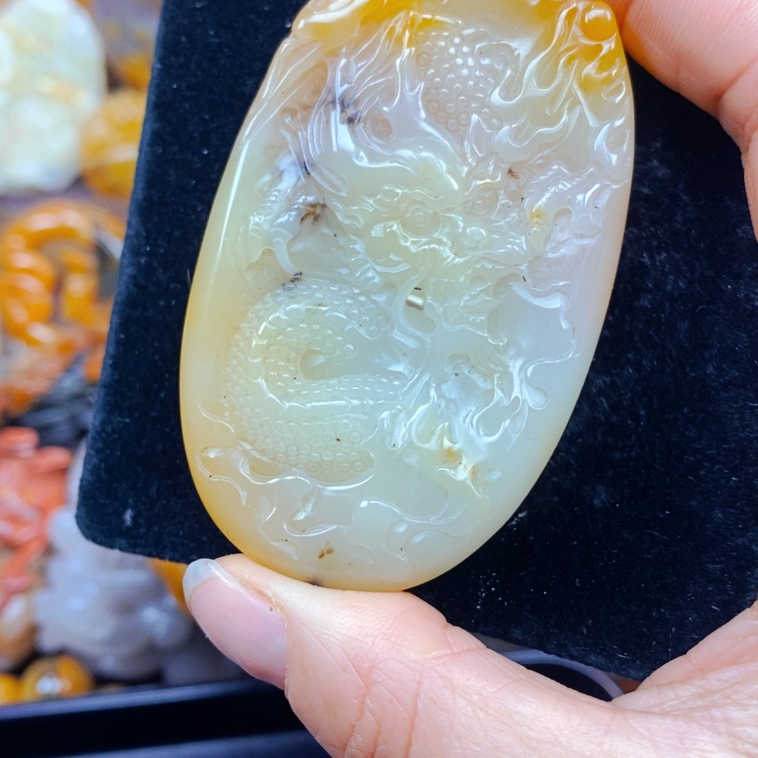 未镶嵌石英质玉（黄龙玉）颈饰