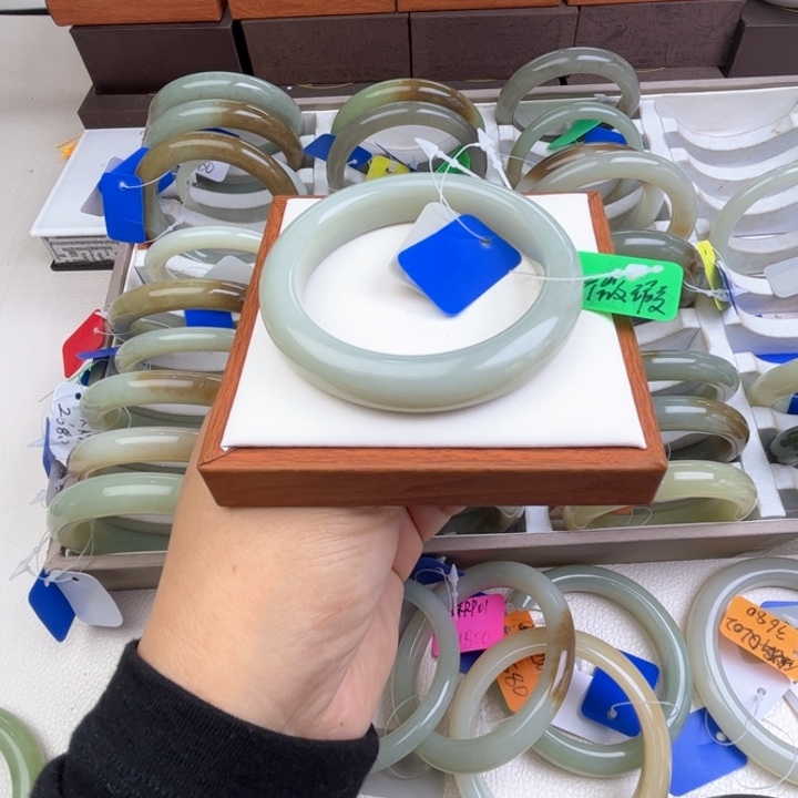 未镶嵌手镯和田玉七月