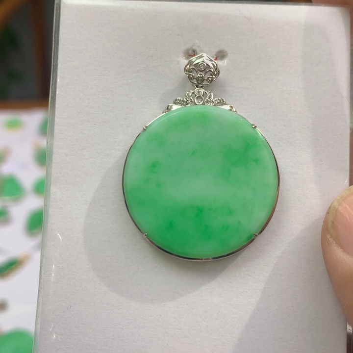 翡翠颈饰18K金镶嵌翡翠