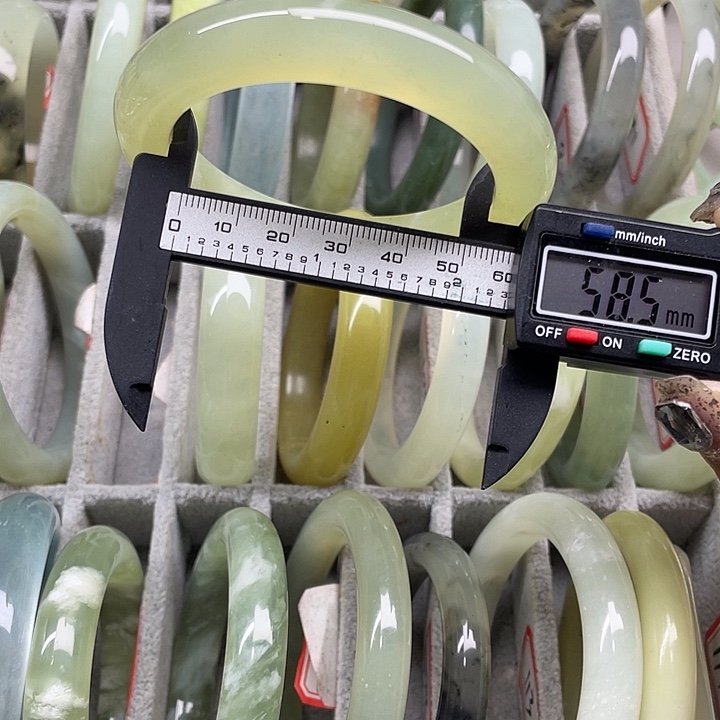 蛇纹石玉未镶嵌手镯107