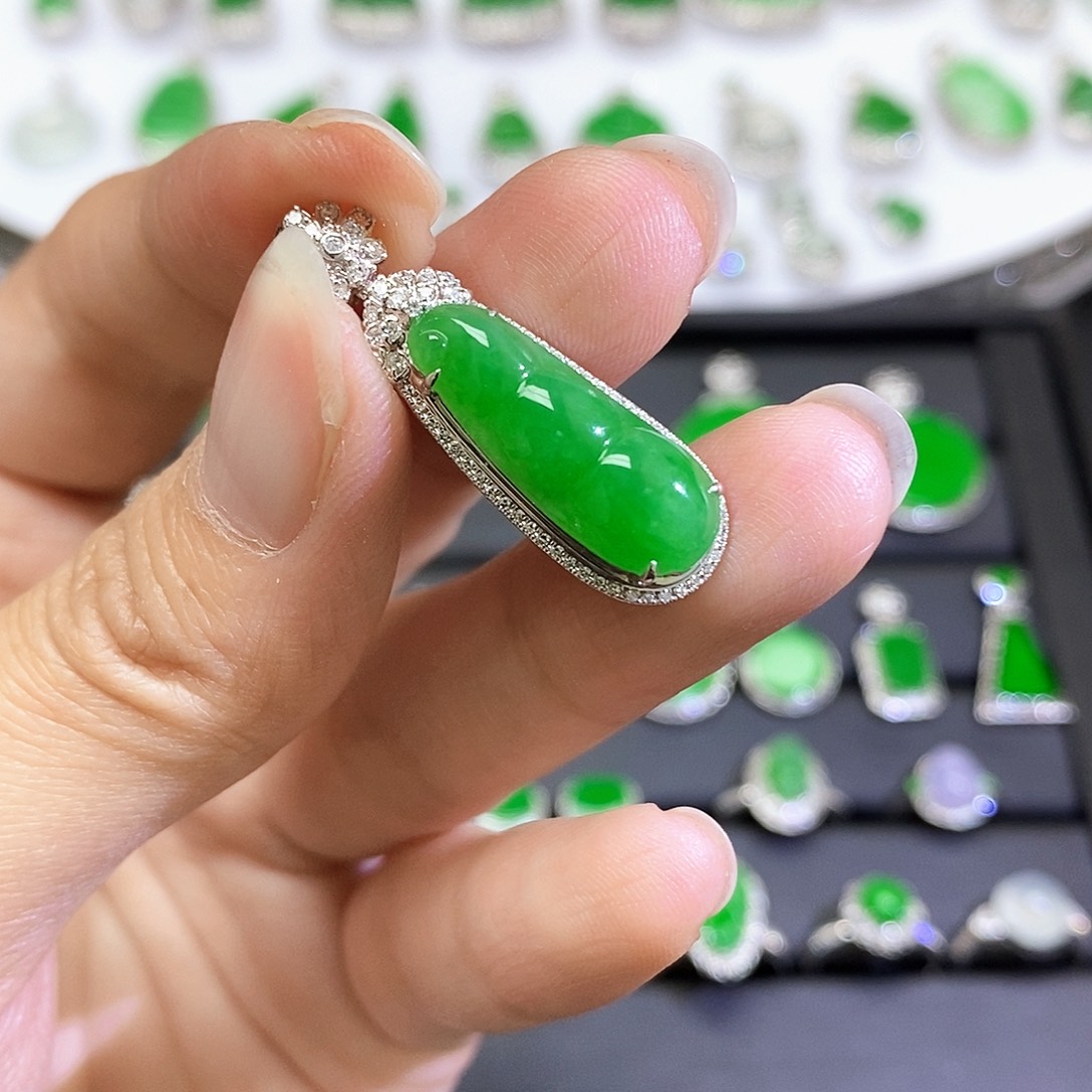S***y翡翠18K金镶嵌吊坠(不含链)
