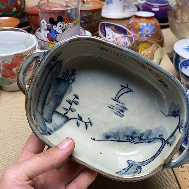 紫砂茶案杯子和一大包纸一小杯酒