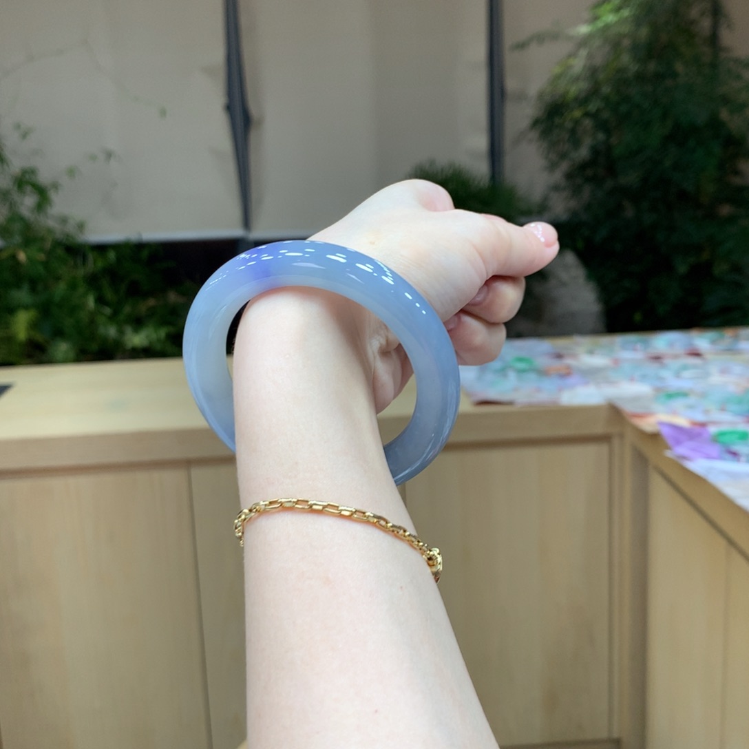 翡翠手镯未镶嵌不退不换