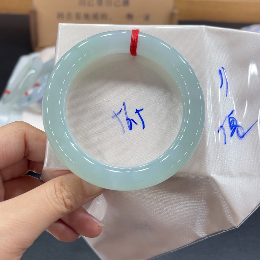 翡翠手镯未镶嵌翡翠