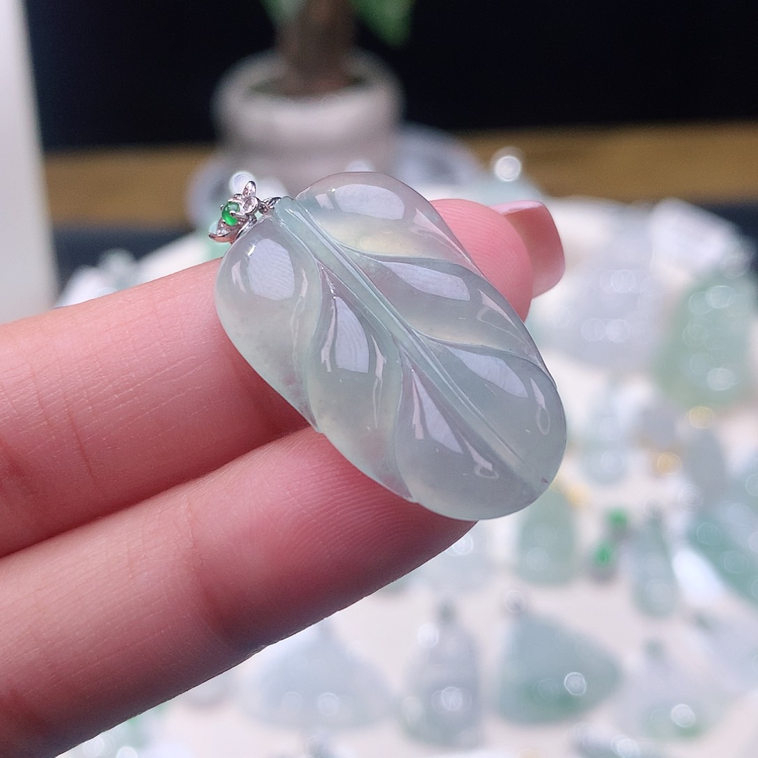 颈饰18K金镶嵌翡翠叶子