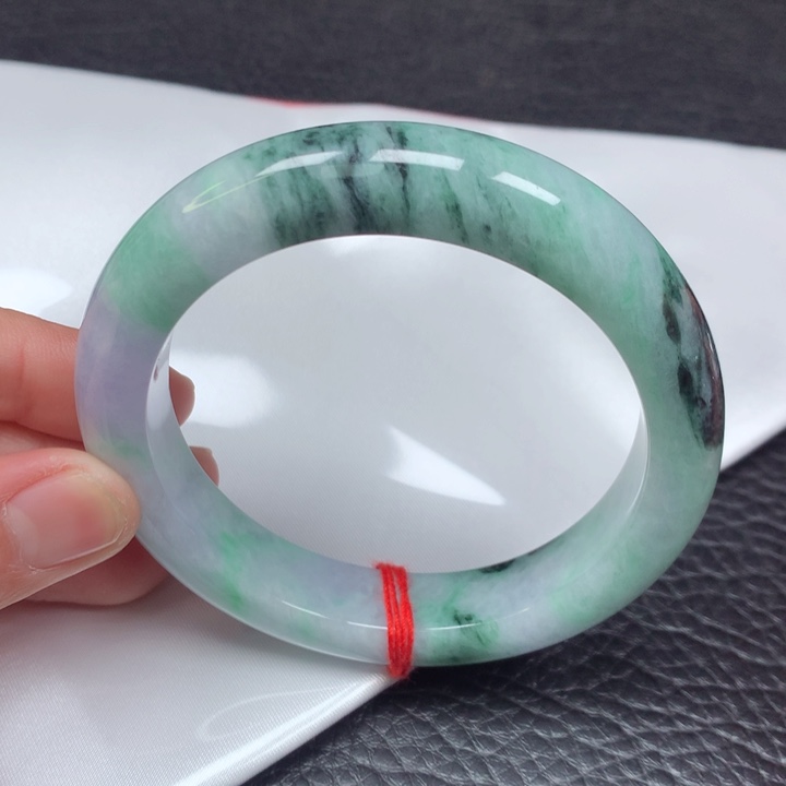 翡翠手镯未镶嵌。