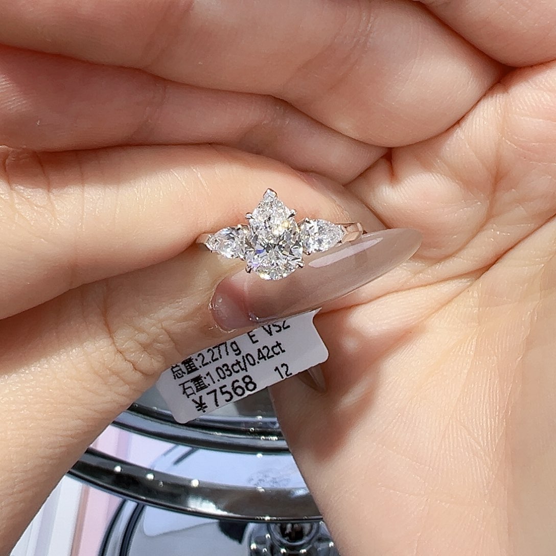 实验室培育钻石18K金镶嵌大**?