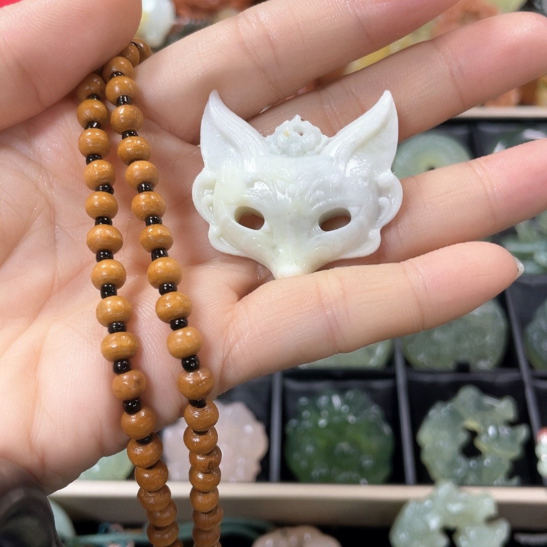 蛇纹石玉颈饰未镶嵌