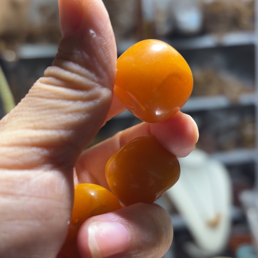 琥珀未镶嵌裸石22鸡油黄墩子多样性发其一